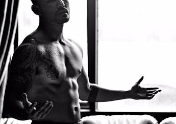 Posting Foto Telanjang Seperti Ini, Rio Dewanto Dibilang Kembar!