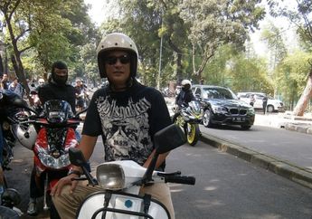 Selebriti Bucek Depp Riding Naik Vespa ke Acara Jakarta Motogarage 2017