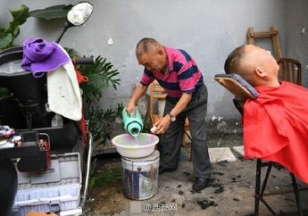 Bapak Ini Bukan Seorang Tukang Cukur Rambut, Akan Tetapi Ia Mempunyai Profesi Sedikit Ekstrim
