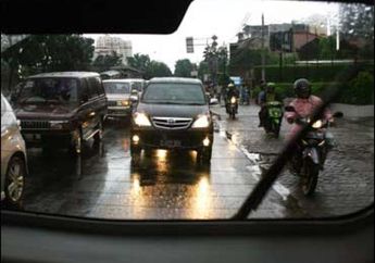 Ladies Hujan Lagi Nih, Jangan Pulang Dulu Sebelum Mobil Kamu Ada 5 Barang Ini