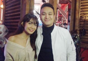 Masih Kena Virus Dilan dan Milea, Gilang Dirga dan Adiezty Fresa Tirukan Adegan Film Dilan 1990 Naik Odong-odong di Mall!