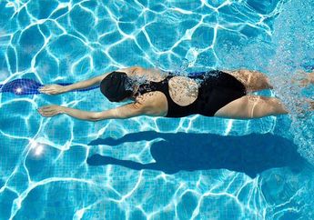 Benarkah Darah Menstruasi Akan Berhenti Saat Kita Berenang?