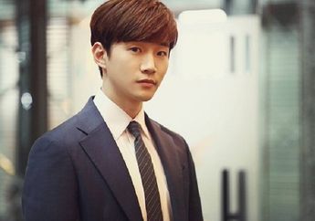 Junho 2PM Jalan-jalan Sama Cewek di Taman, Siapa Tuh?