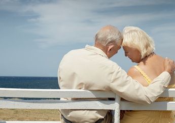 Hidup Satu Atap Bertiga, Rumah Lansia Ditambali Bungkus Mi Instan hingga Popok Bayi 