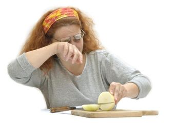 Potong Bawang Tanpa Keluarkan Air Mata, Begini Cara Simpelnya