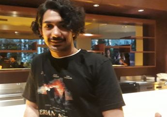 Saat Reza Rahadian Jadi Wartawan Mistis, Meliput Piramida Gunung Padang di Cianjur