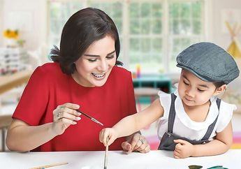 Astrid Tiar Antisipasi Efek Buruk Gadget pada Anak, Ini yang Dilakukannya!