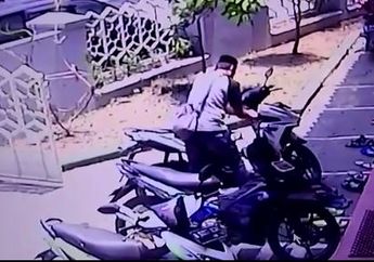 Heboh! Pencuri Motor Tertangkap Kamera di Masjid Begini Aksinya, Lihat Videonya