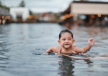 Baru 8 Bulan, Anak Andien Sudah Kuat Angkat Semangka Sebesar Ini!