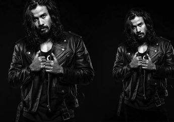 5 Potret Artis Indonesia Tampan dan Belum Menikah, Walaupun Gondrong Mereka Makin Kece dengan Busana Formal loh, Bikin Meleleh!