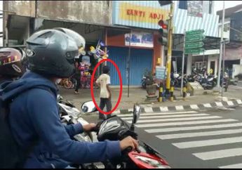 Lihat Apa yang Dilakukan Orang Gila Ini di Jalan Raya, Bikin Kamu Kagum, Lihat Videonya