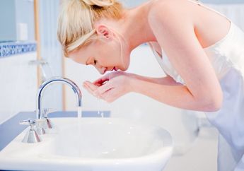 6 Kesalahan Membersihkan Muka yang Pasti Sering Kamu Lakukan, Awas Kelihatan Tua!