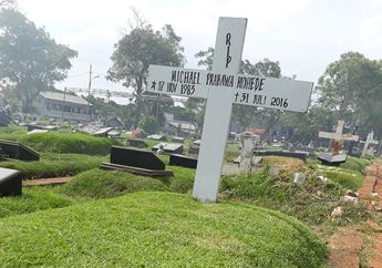 Misteri Deh Sosok Ini Sering Datang Ziarah ke Makam Mike Mohede dan Selalu Taburin Bunga