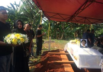 Suasana Haru Saat Jenazah Ibunda Natalie Sarah Tiba di Pemakaman