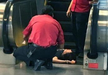 Seorang Wanita Pingsan Setelah Terjatuh Dari Eskalator, Ini Penyebabnya