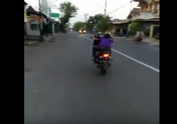 Aksi Nekat Bocah SD Melakukakn Freestyle dengan Motor, Awalnya Berhasil Yang Kedua Malah Begini, Lihat Videonya