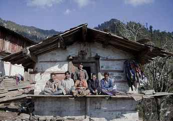 Edan, Wanita ini Menikahi 5 Pria Bersaudara!