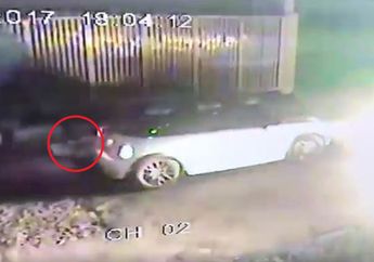 Mobil Ini Berhenti dan Membuang Sampah Sembarangan di Depan Rumah Orang, Setelah Dibuka Isinya Mengejutkan