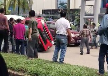 Sebuah Mobil Digulingkan Masa, Alasannya Sungguh Ngawur Sekali, Lihat Videonya