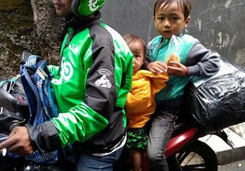 Sedihnya, Driver Gojek Ini Selalu Bawa 2 Anaknya Antar Paket Setelah Istrinya Kabur