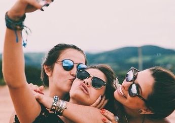 Hati-hati, Ternyata Ada Infeksi Mengintip Saat Kamu Groupfie loh! Apa Saja ya?