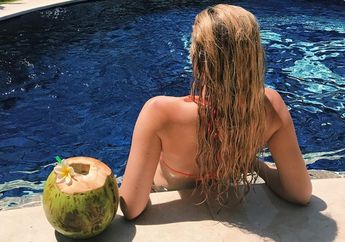 Gunung Agung Bali Akan Meletus, Model Majalah Playboy ini Malah Posting Foto Sensual