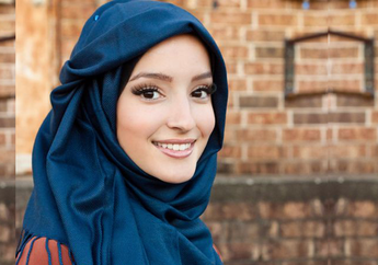 Coba Besok Pagi Biar Rambut Kamu Enggak Bau Apek Saat Pakai Hijab