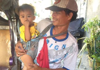 Pengemudi Bajaj Ini Membawa Anaknya Bekerja dan Menggendongnya, Alasannya Sungguh Mengharukan, Lihat Videonya