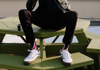 Nggak Perlu Terik Sinar Matahari, Ini Dia Cara Agar Sepatu Kanvas Putihmu yang Kotor Kembali Bersih Saat Musim Hujan!