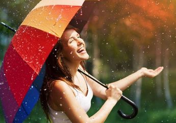 5 Tahun Lalu Sempat Booming, Alas Kaki Unik Ini Cocok Dikenakan Saat Musim Hujan, Kamu Masih Punya Nggak?