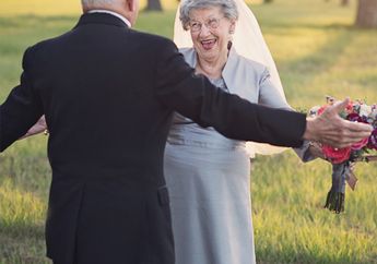 VIDEO - Romantisnyaaa...Pasangan Kakek dan Nenek Ini Foto Pernikahan Setelah 70 Tahun Menikah!