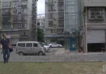 Keluarga Ini Pasang Lift Pribadi di Rumah Susun! Lihat Bentuknya