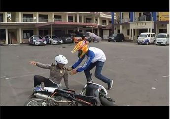 Heboh! Polisi Ini Ikutan Naik Motor Sambil Freestyle Sampai Dibuat Begini, Netizen : Mabok Pak, Lihat Videonya