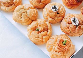 REVIEW MAKANAN - Kue Soes Dengan Isian Ragout, Apasih Rasanya?  