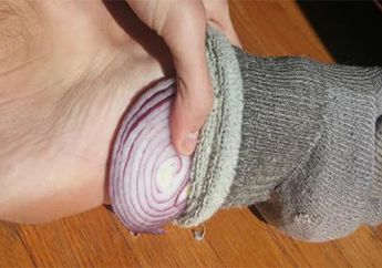 Selain Mampu Menyembuhkan Batuk dan Demam, Bawang Merah Masih Punya Banyak Manfaat Kalau Ditempelkan di Kaki loh