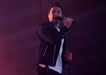 Di Atas Panggung Konser, Shane Filan Mengecup Pipi Gloria Jessica