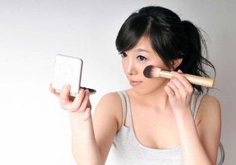 Pengen Pipi Merona Tapi Nggak Ada Budget Buat Beli Blush On? Coba Bedak Bayi Aja, Gini Caranya!