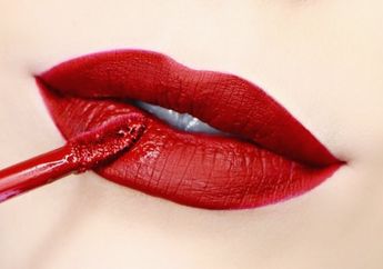 Jangan Khawatir, Ini Solusi Tepat Jika Baju Kesayanganmu Terkena Noda Lipstik!