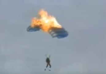Parasut Penerjun Ini Terbakar Saat Di Langit, Ia lantas Terjun Bebas Ke Bawah, Lihat Videonya 