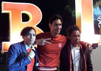 Memaksa Hadir, Richard Kyle Dibopong Saat Hadiri Gala Premier Film Jomblo