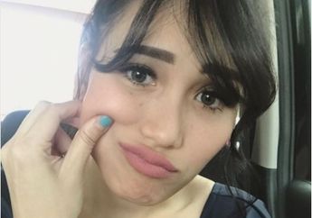 Pamer Gaun yang Dikenakan di Indonesian Dangdut Awards 2017, Netizen Salfok sama Raut Wajah Ayu Ting Ting! Kenapa ya?