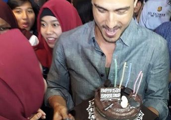 Hamih Daud Ultah, Kok Cewek Lain Yang Kasih Surprise Malam Ini?