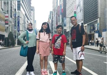 Tampil Kompak di Acara Awards, Istri dan Anak Uya Kuya Tenteng Tas Seharga Motorsport, Family Goals Banget!