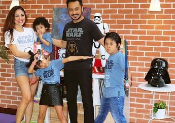 Apa Jadinya Kalau Giring &lsquo;Nidji&rsquo; Pakai Kostum Ala Darth Vader ke Bioskop?