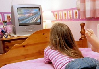 Jangan Biasakan Anak Nonton TV di Kamar! Lihat Bahayanya