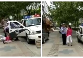 VIDEO: Teganya, Polisi Ini Dorong Seorang Ibu Dan Anaknya Hingga Terjatuh