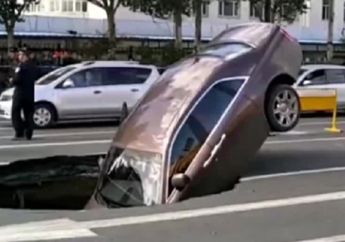 Mobil Mahal Ini Harus 'Nyemplung' Saat Melintas Dijalanan, Begini Kronologinya 