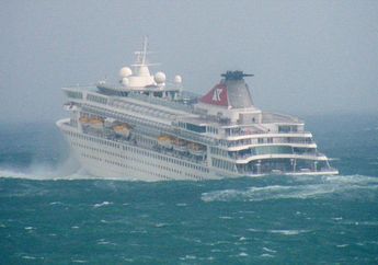 Mendebarkan, Inilah Detik-Detik Kapal Pesiar Menghantam Badai 