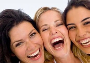 Wanita ini Ngakak Gara-Gara Ada yang Lucu, Tapi Apa yang Terjadi Selanjutnya