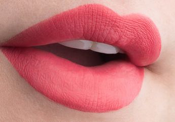 Mau Bikin Bibir Tampil Mengilap, Lembab atau Natural? Kenali Dulu 4 Jenis Lipstick Ini!